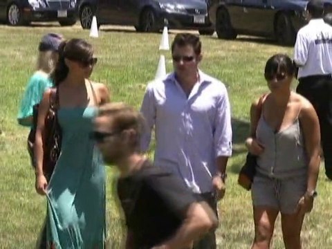 SNTV - Hollywood gives back