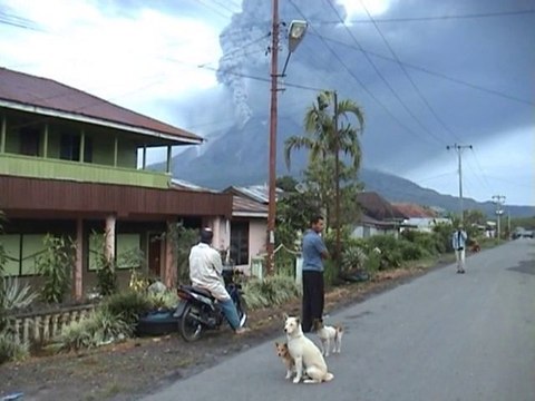 Indonésie: des milliers d'habitants évacuent les abords du volcan Sinabung