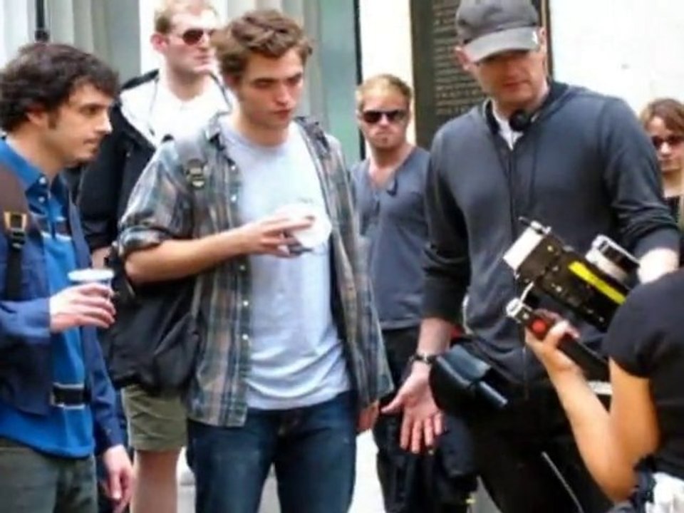 SNTV - Robert Pattinson films in NYC