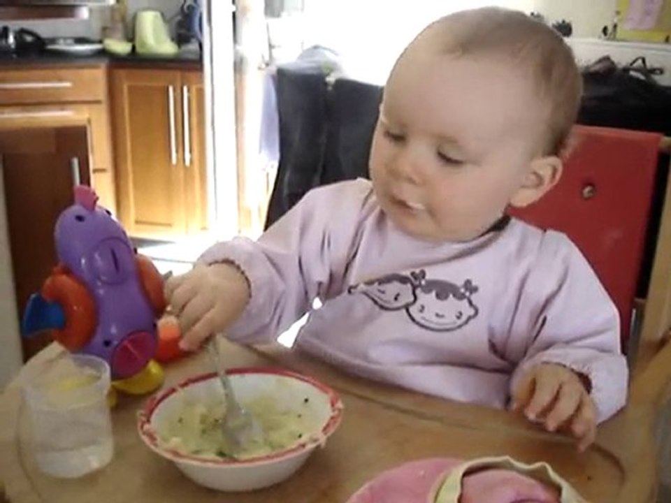 Gabrielle mange toute seule