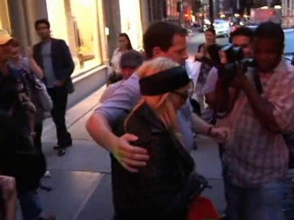 SNTV-Super thin Lilo goes shopping