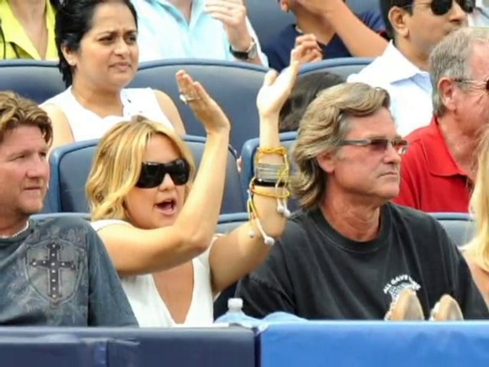 SNTV - Kate and A-Rod play it cool