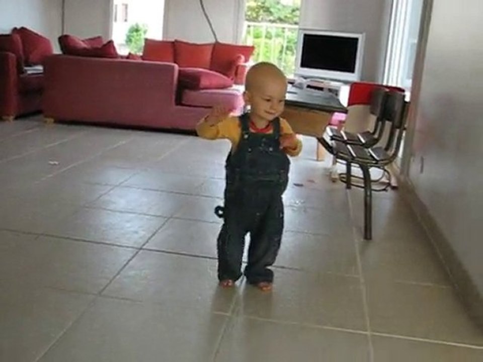 Eliott qui marche enfin !!! ^^