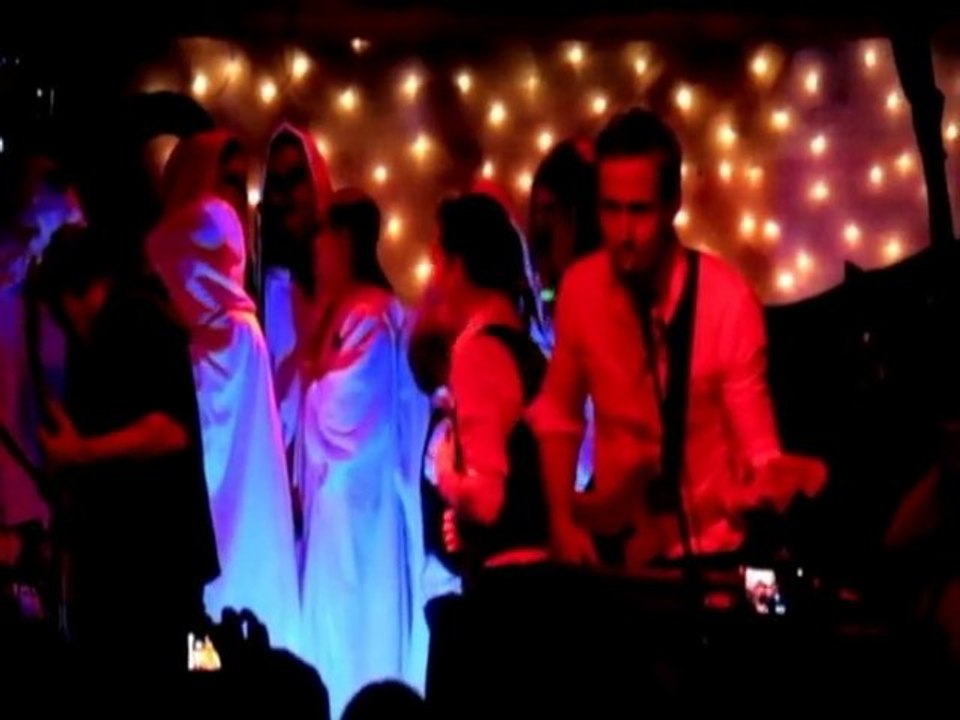 SNTV - Ryan Gosling sinks onstage