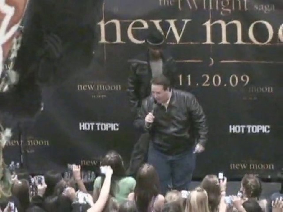 SNTV - Twi-guys take on D.C.