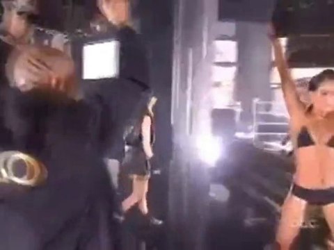 SNTV - J-Lo falls on stage