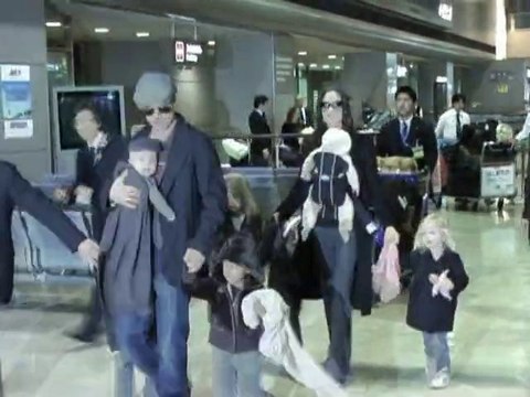 SNTV - Brad and Angelina in Italy with Knox