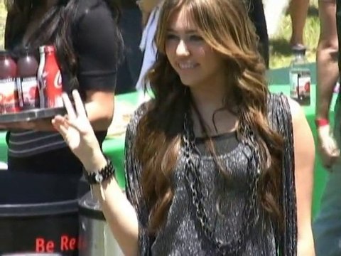 SNTV - Miley Cyrus dishes