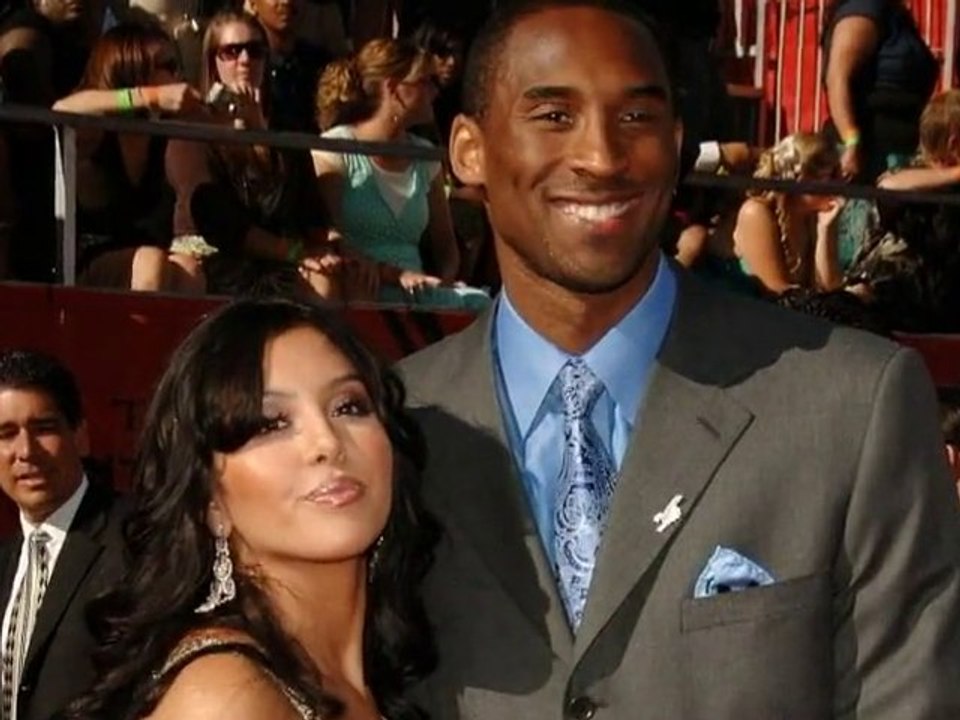 SNTV - As Tiger chats, Elin spends a weekend away.