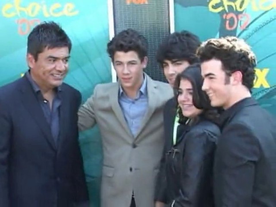 SNTV - George Lopez visits Sandra Bullock