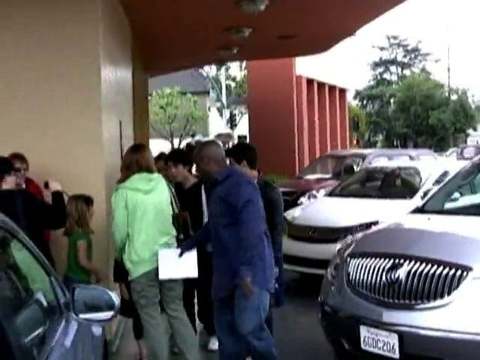 SNTV - Jonas Brothers mobbed