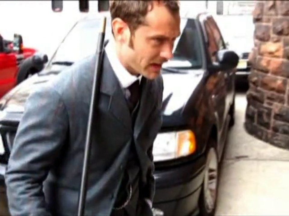 SNTV - Jude Law garde le sourire