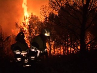 Evacuations as fire threatens French town