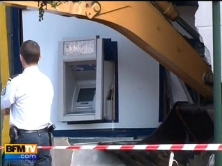 Des distributeurs braqués à la pelleteuse