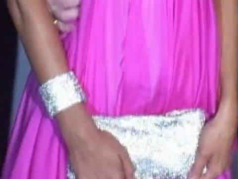 SNTV - Exklusiv : Paris Hiltons Kaugummi