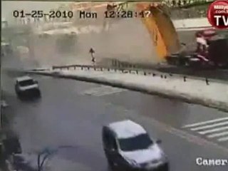 SNTV - Un camion emporte un pont