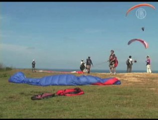 Video herunterladen: Tourists Enjoy Paragliding at Bali, Indonesia Beach