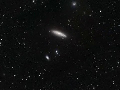Zoom vers la galaxie NGC 4666