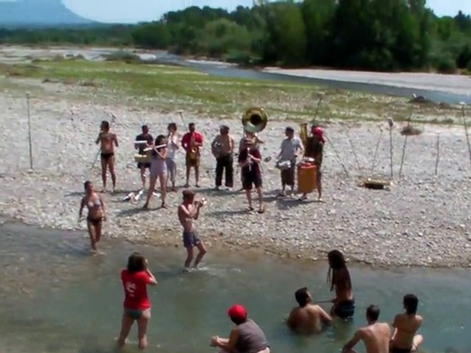 pekno parade fanfare les pieds dans l'eau
