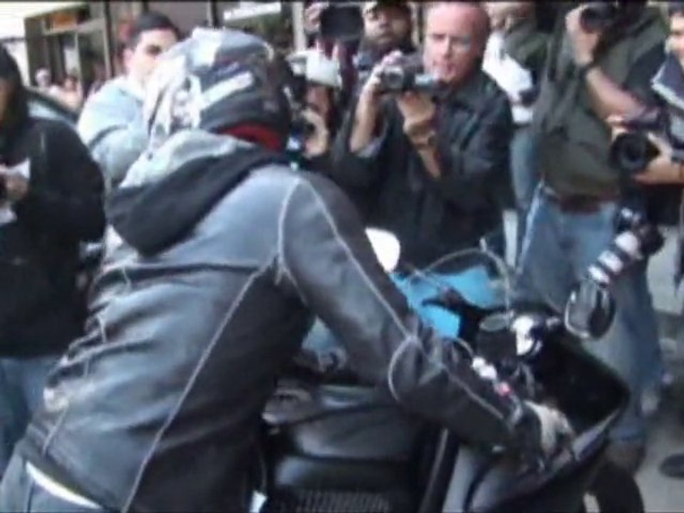 SNTV - Exklusiv: Brad Pitt, der Biker