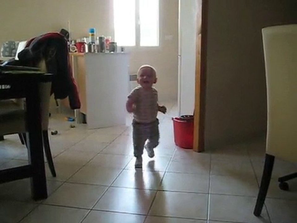 Florian marche jusqu'au canapé