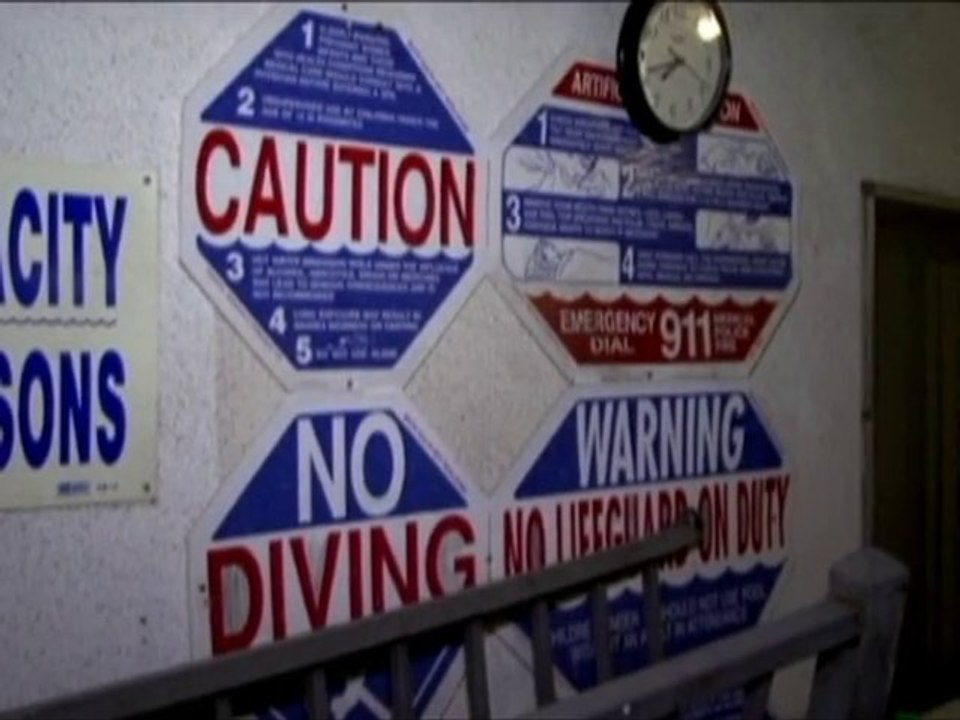 SNTV - Exklusiv: Auto landet im Pool