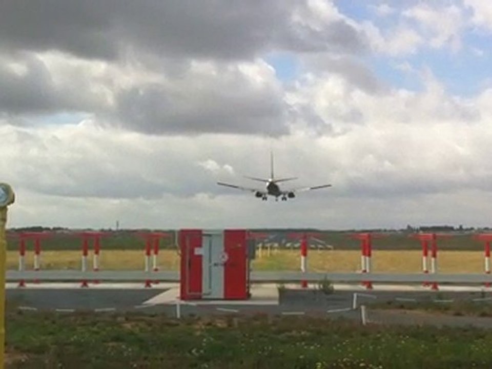 LFOB final 30 Ryanair B738