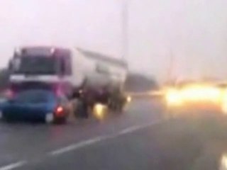 SNTV - Exklusiv: LKW "schiebt" PKW an