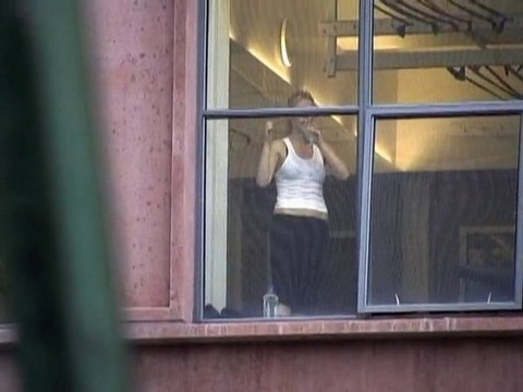 SNTV - Exklusiv: Gwyneth Paltrow zeigt Bein