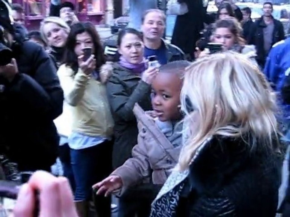 SNTV - Exklusiv: Stars, die adoptieren