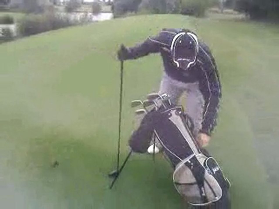 Victor fait du golf