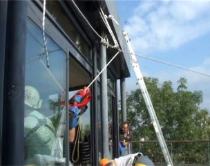 Installation de la tyrolienne géante à la MJC de Rodez