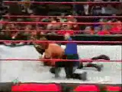 RAW 2004 - WWE Championship: Eddie Guerrero (c) vs. Triple H