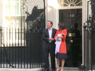 Le Premier ministre britannique présente son bébé aux médias