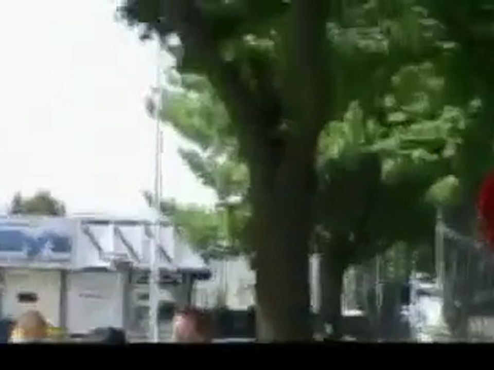 La police boxe une jeune femme !
