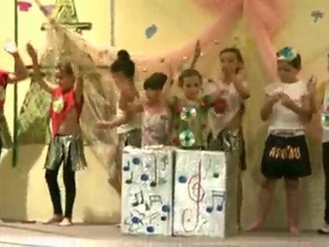 LA PETITE COMPAGNIE D ASPIRAN DANSE DES ROBOTS JUIN 2010