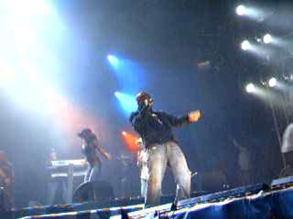 Sean Paul dances