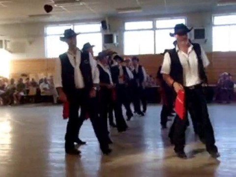 un groupe de danse country à st julien de rodelle ( 12 ) !!