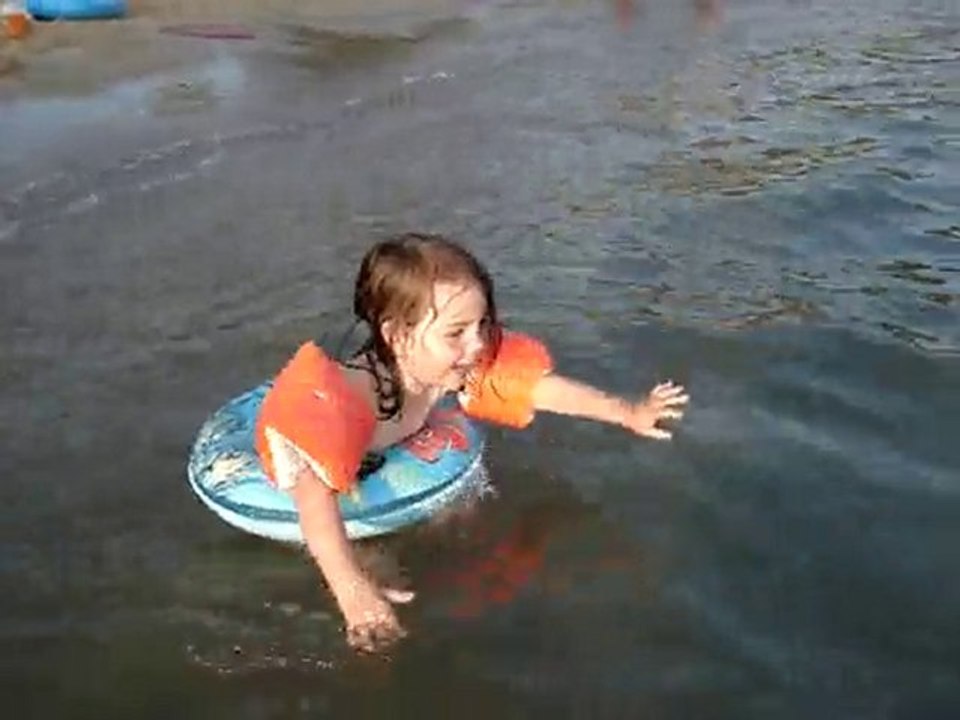 Sofia se jette à l'eau