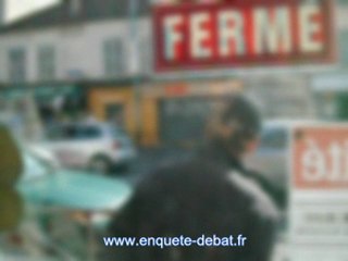 Marie-Neige Sardin importunée devant sa librairie