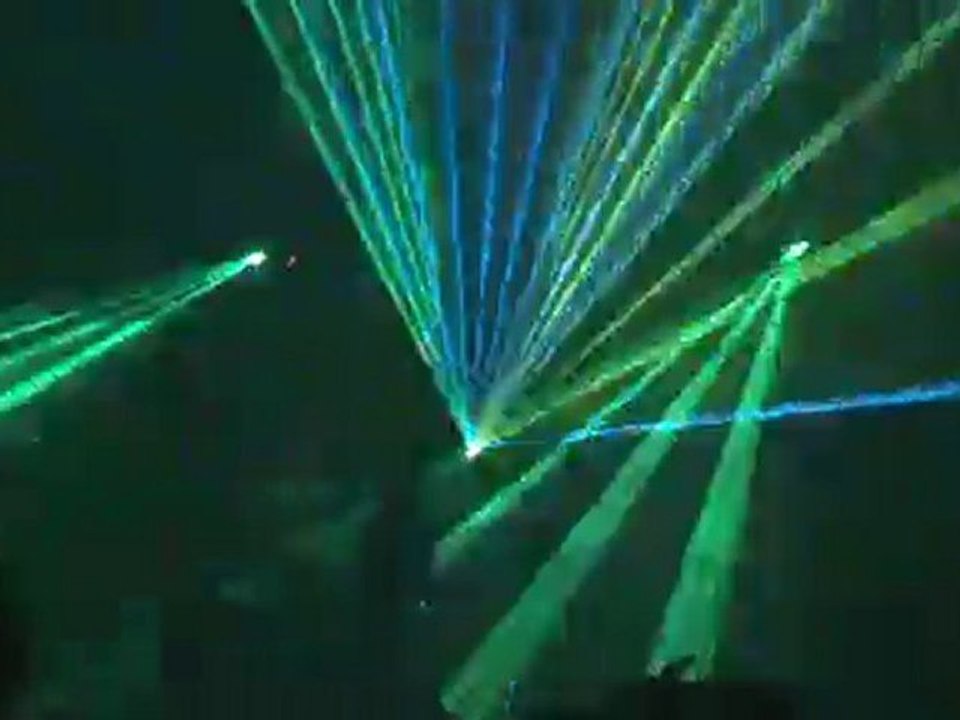 laser rgb home made avec les lumières du plafond allumées...