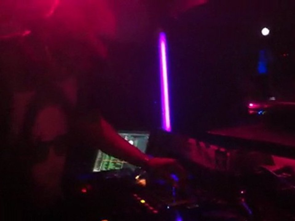 DJ UNEEK AU SAFARI BEACH CLUB