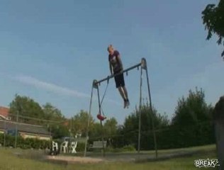 Acrobata in erba si schianta al suolo