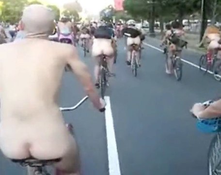 Nus et à vélo pour protester contre la pollution de l'air