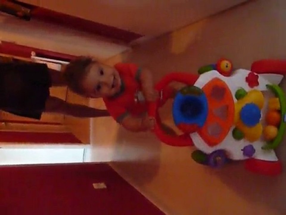 noé marche aves son trotteur