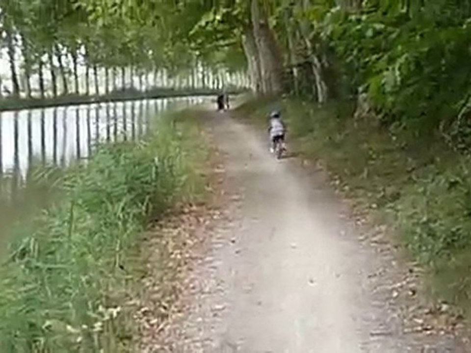 justine fait du vélo sans roulettes