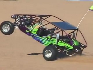 Bimbo al volante impenna con la dune buggy