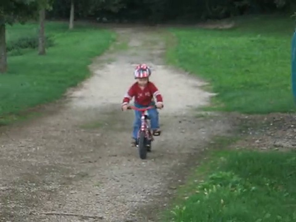 Lucas 3ans et demi Vélo sans roulette fin août 2010