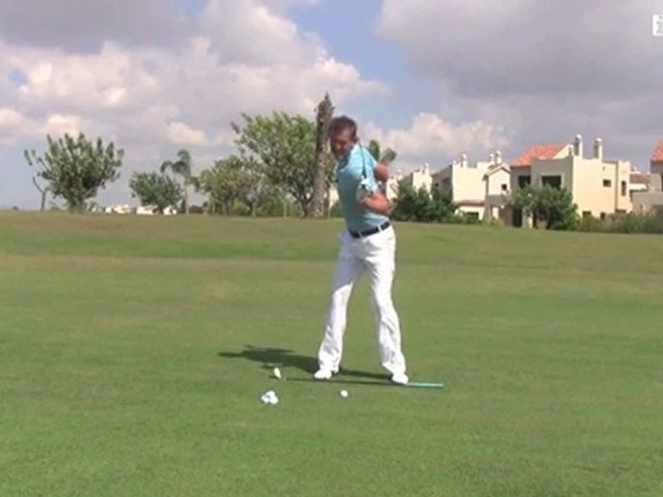 Golf Tips tv: Turn the left shoulder low