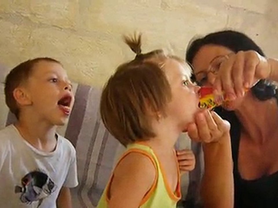 Jolie Maman donne des bonbons aux enfants